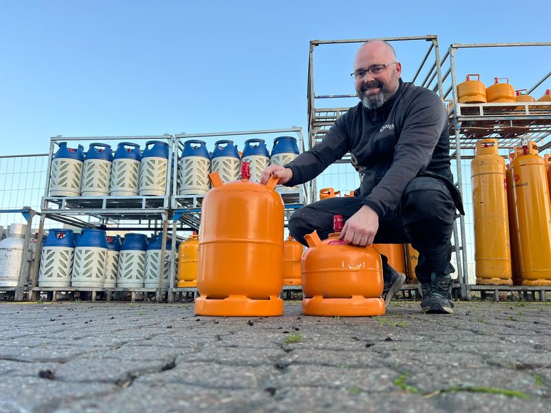 Christian fra Centrum Gasdepot med gasflasker i Horsens